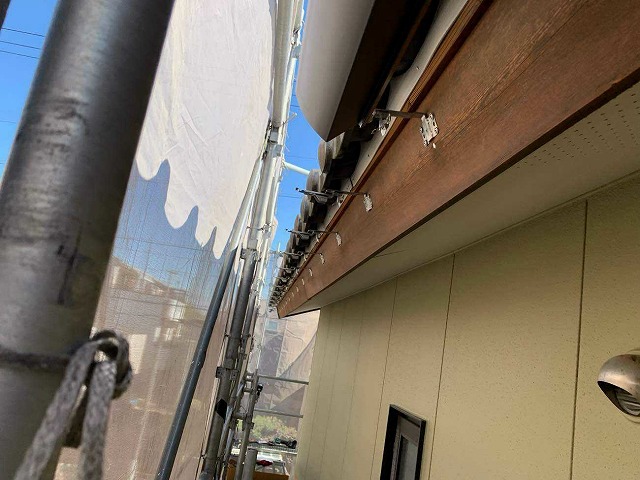 長い軒先の金具列